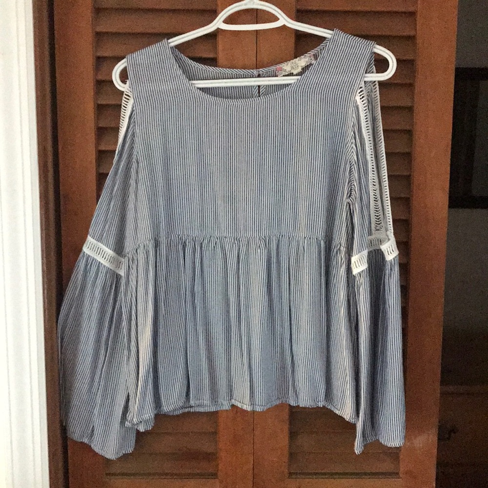 loose-fitting blouse with cut-out shoulders